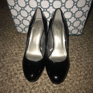 Worn once, will be cleaned before shipped.